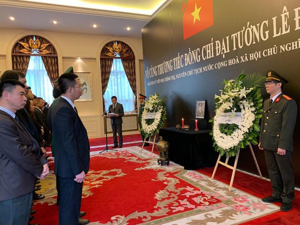 Embassies hold tribute-paying ceremonies for former President Le Duc Anh - ảnh 2