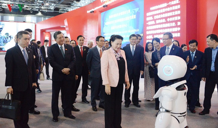 NA Chairwoman visits Zhongguancun Exhibition Centre in Beijing - ảnh 1