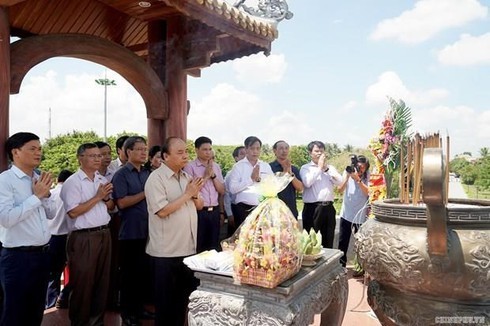 Prime Minister pays tribute to martyrs in Quang Tri - ảnh 1