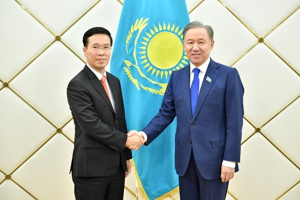 Politburo member Vo Van Thuong visits Kazakhstan - ảnh 1