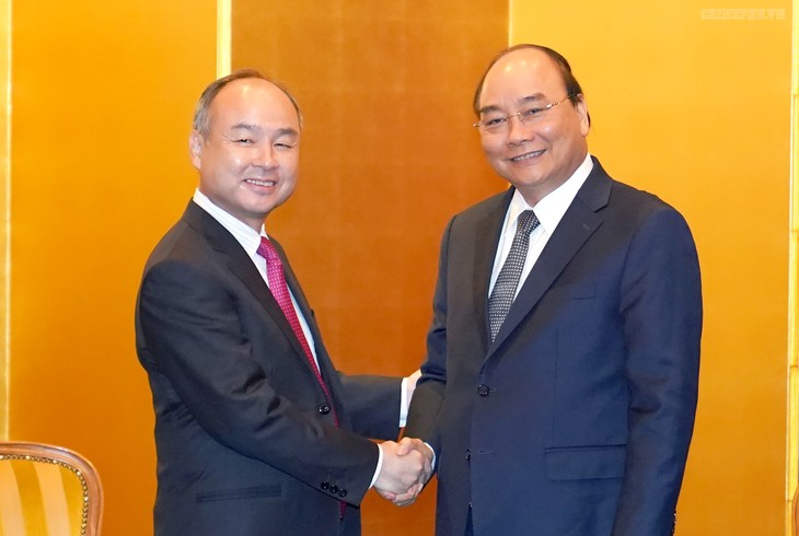 PM receives leaders of Softbank, Kanagawa prefecture, Nikkei newspaper - ảnh 1