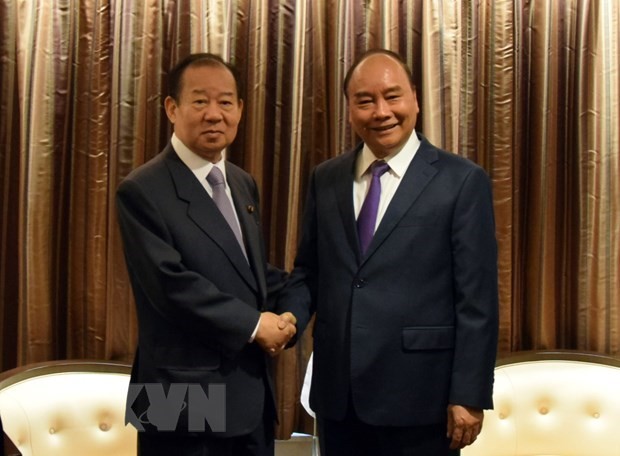 PM receives LDP Secretary General, Vietnamese intellectuals in Japan - ảnh 1