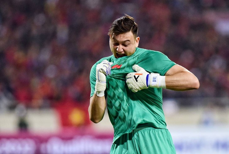 Goalie Van Lam feels great about  Vietnam playing well against Thailand - ảnh 1