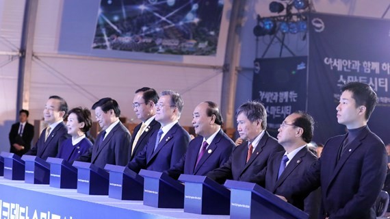 PM attends ground-breaking ceremony of smart city in Busan - ảnh 1