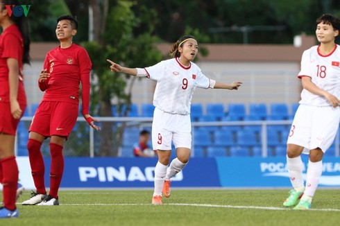 Vietnam female footballers advance to SEA Games semifinals  - ảnh 1