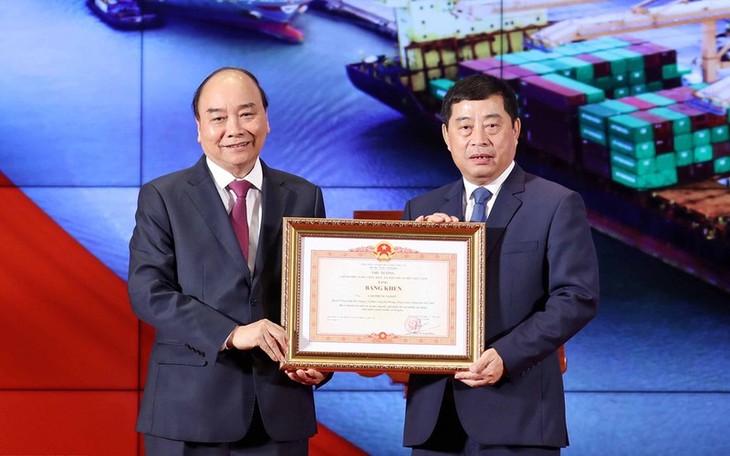 PM attends 90th Traditional Day ceremony of Hai Phong Port workers  - ảnh 1