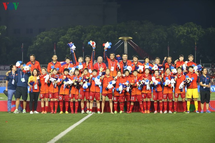 Vietnam ranks 2nd on SEA Games Day 8, women football wins gold  - ảnh 1