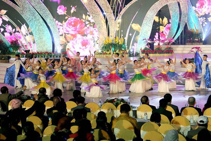 Da Lat Flower Festival concludes amid fanfare on Christmas Eve - ảnh 2