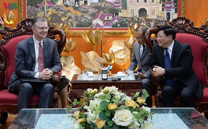 US Ambassador visits VOV, emphasizes partnership with Vietnam  - ảnh 1