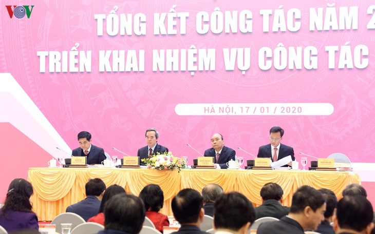 Prime Minister attends review meeting of Central Economic Commission  - ảnh 1