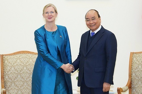 PM receives ambassadors from Sweden, France - ảnh 1