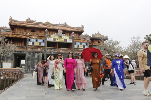 Hue offers free entrance to relic sites for all women wearing Ao Dai - ảnh 1