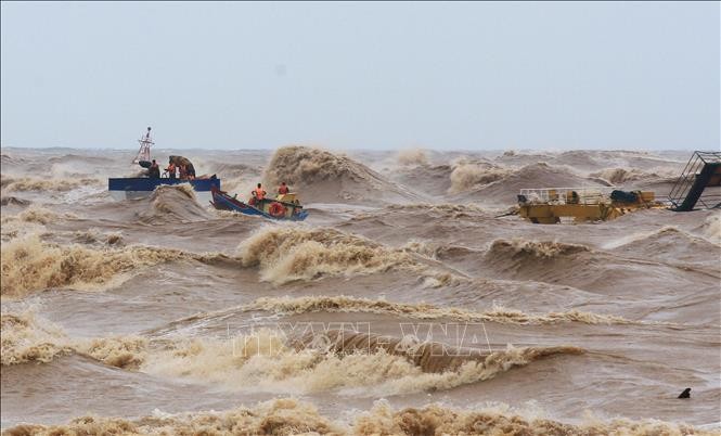 Prime Minister praises rescue team for saving lives in rough sea - ảnh 1