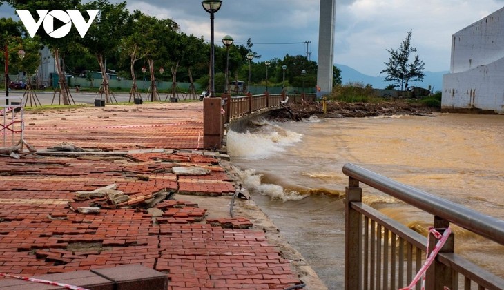 Typhoon Molave slams central Vietnam, one person killed - ảnh 1