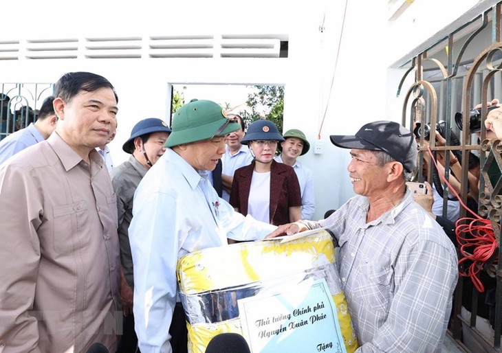 Prime Minister visits residents affected by flooding - ảnh 1