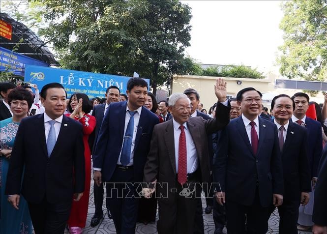 Party chief and President attends 70th anniversary of Nguyen Gia Thieu high school - ảnh 1
