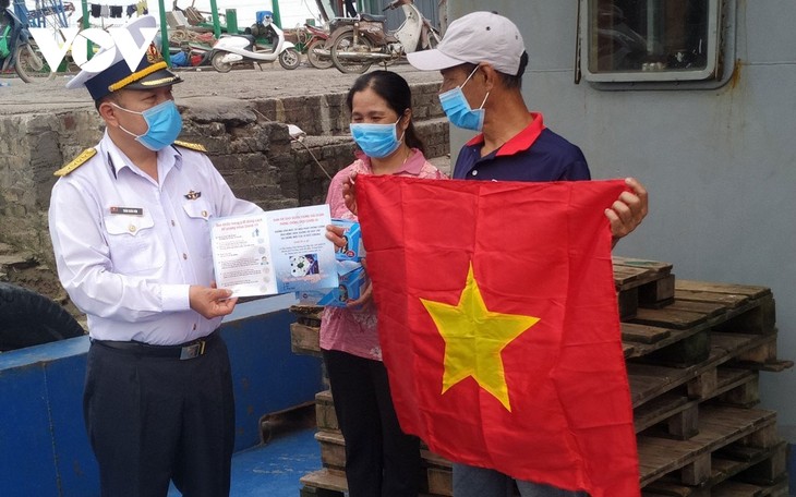 Soldiers protect fishermen at sea  - ảnh 1