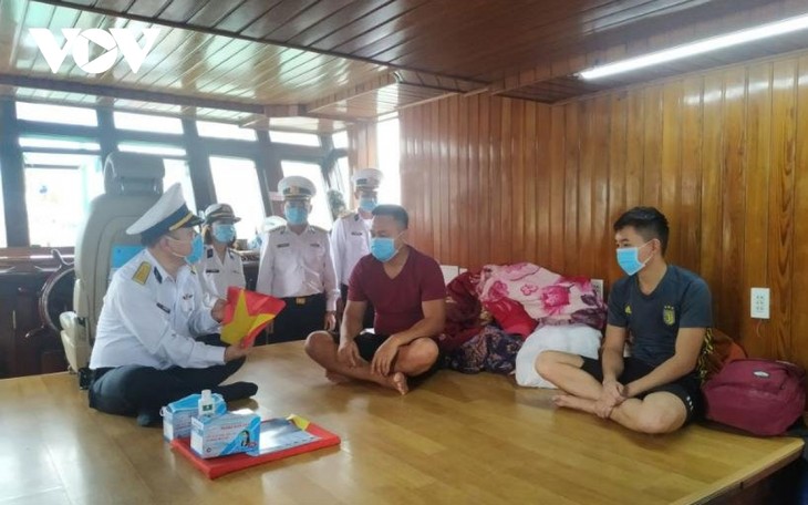 Soldiers protect fishermen at sea  - ảnh 2