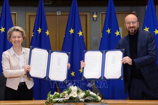 EU leaders sign historic post-Brexit trade deal  - ảnh 1