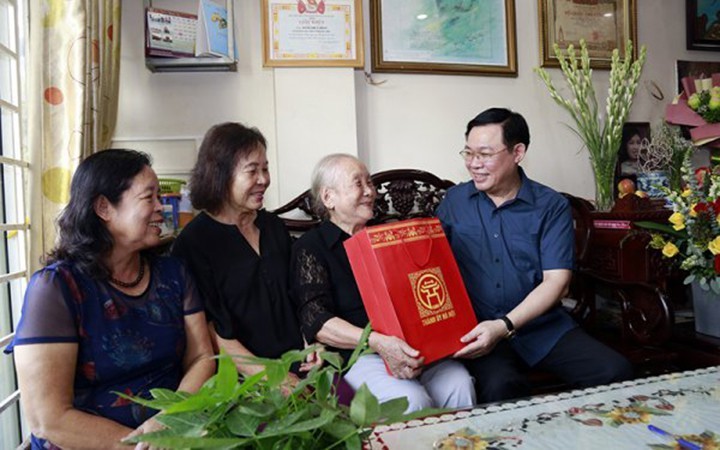 Hanoi to give Lunar New Year gifts worth 16 million USD to the poor, social beneficiaries - ảnh 1