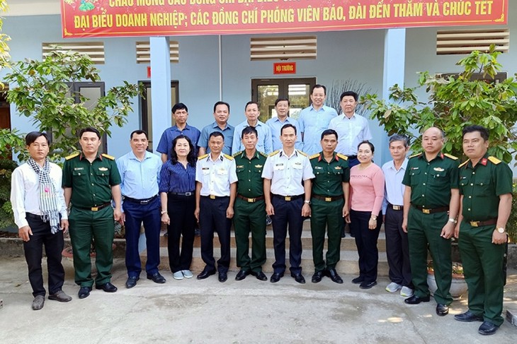 Naval Zone 5 officers pay Tet visit to Hon Doc island, Kien Giang  - ảnh 2