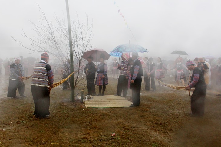 Gau Tao Festival of Mong ethnic people enlivens Mai Chau mountain - ảnh 1
