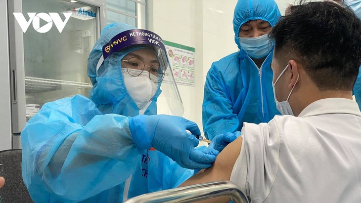 Vietnam begins COVID-19 vaccinations  - ảnh 3
