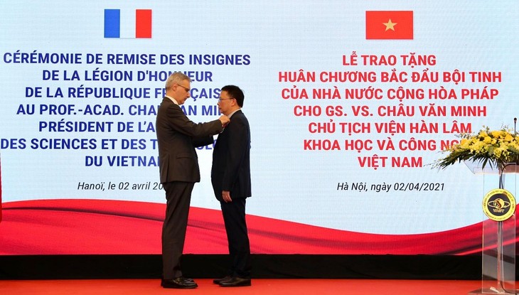 Prof. Chau Van Minh awarded France’s Legion of Honor  - ảnh 1
