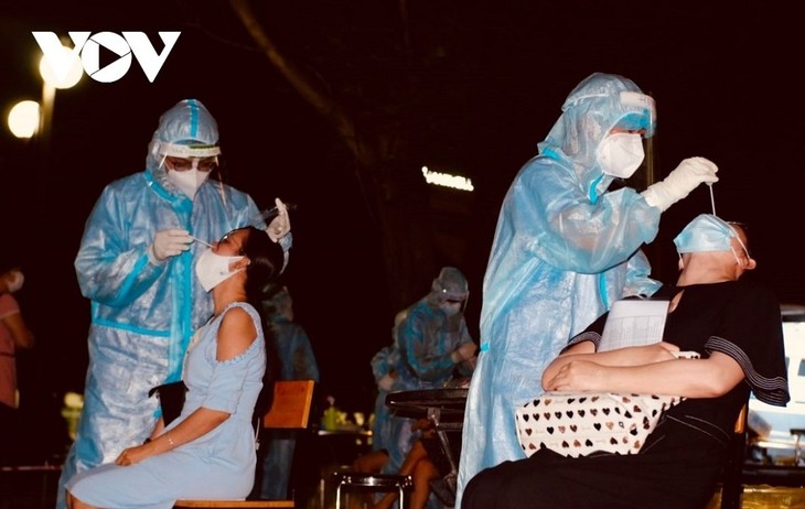 Vietnam reports 3,200 cases of COVID-19 Monday morning - ảnh 1
