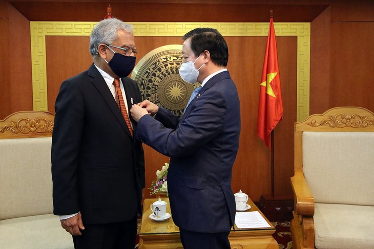 Environment insignia awarded to the UN Resident Coordinator in Vietnam  - ảnh 1