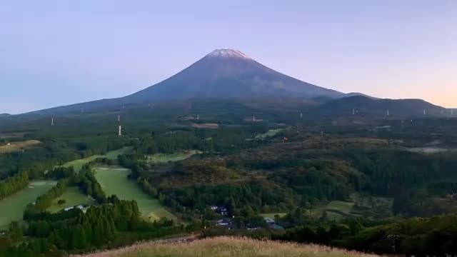 Mount Fuji records earliest snow in 13 years - ảnh 1