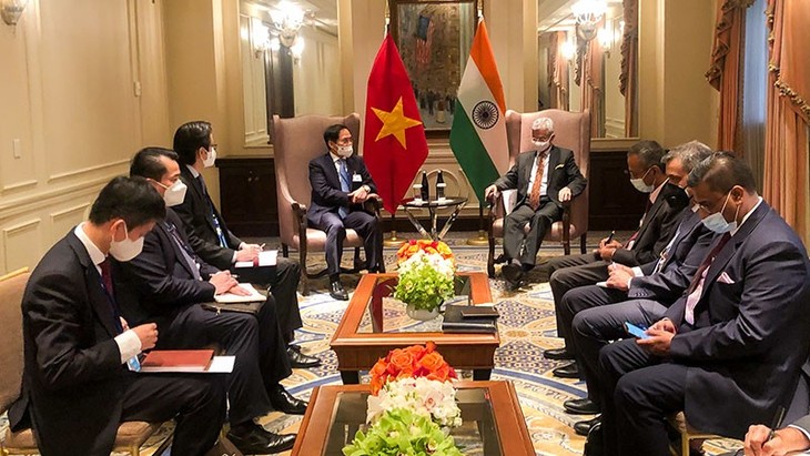 Vietnam Foreign Minister holds bilateral meetings on UN General Assembly sidelines - ảnh 2