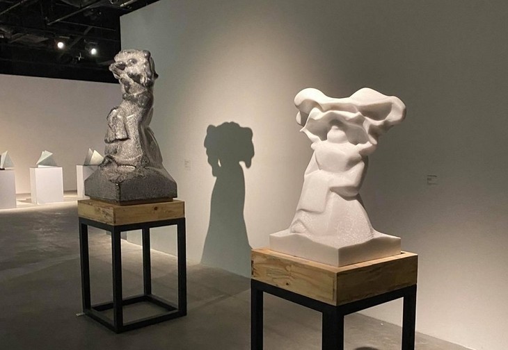 Sculpture exhibition “Transformation” tells ancient, modern stories about culture  - ảnh 1