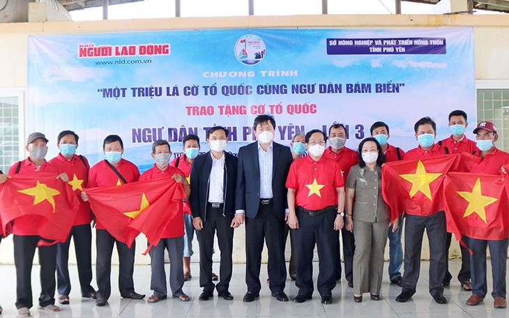 10,000 national flags given to fishermen in Phu Yen - ảnh 1