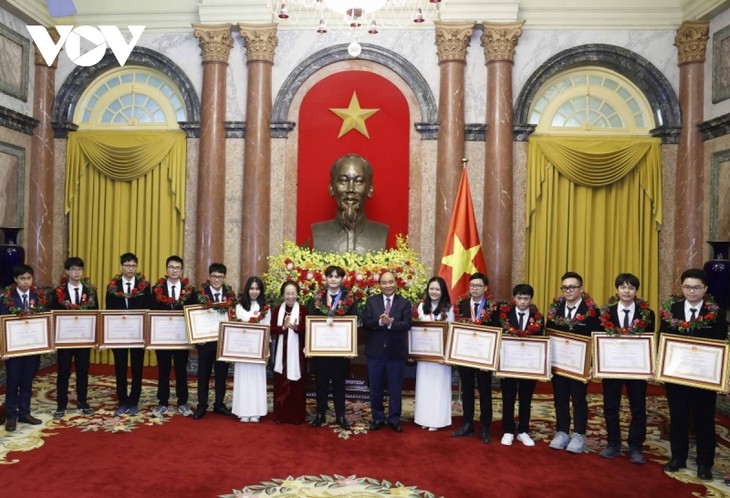 President presents Labor Order to Olympiad winners  - ảnh 1