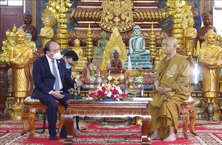 President meets with Cambodian Supreme Patriarchs - ảnh 1