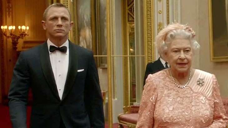 James Bond actor honored by Queen Elizabeth - ảnh 1