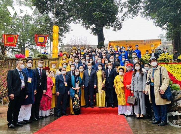 President, OVs offer incense at Imperial Citadel, pray for national peace, prosperity - ảnh 1