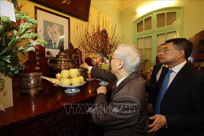 Party chief offers incense in tribute of late leaders - ảnh 1