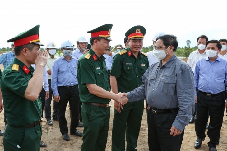 Thủ tướng Phạm Minh Chính: cần sớm hoàn thành các công trình giao thông để người dân được lợi  - ảnh 1