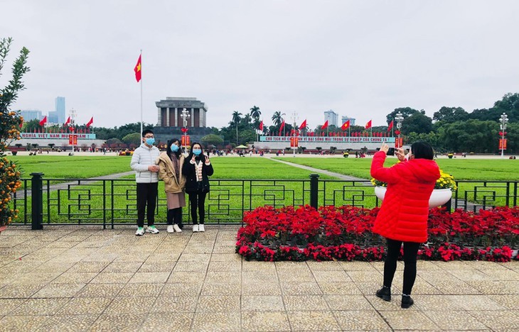 Hanoi welcomes over 100,000 visitors during Lunar New Year holiday - ảnh 1
