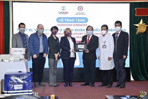 US donates rapid TB diagnostic machine, treatment drug to Vietnam - ảnh 1