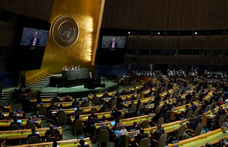 UN General Assembly adopts resolution urging Russia to withdraw troops from Ukraine - ảnh 1