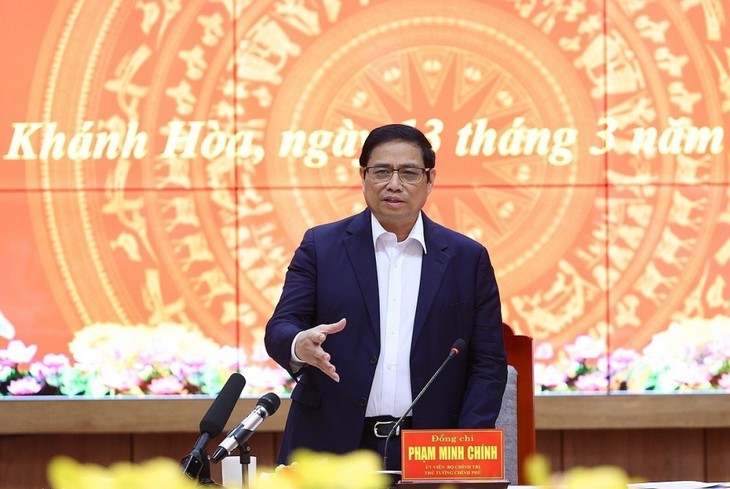 PM wants Truong Sa to be built into an economic, socio-cultural center at sea  - ảnh 1