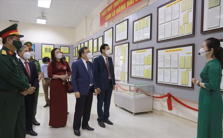 Mobile exhibition on Vietnam’s sovereignty over Paracel and Spratly islands - ảnh 1