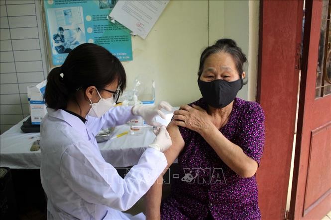 New COVID-19 cases drop by 5,800 on Wednesday - ảnh 1