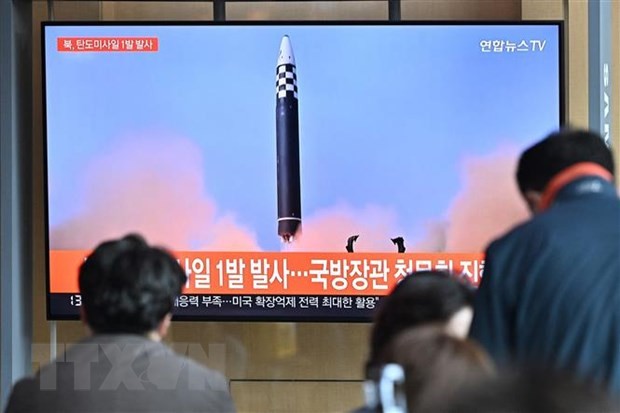 North Korea launches missiles hitting maximum height of 800 km - ảnh 1