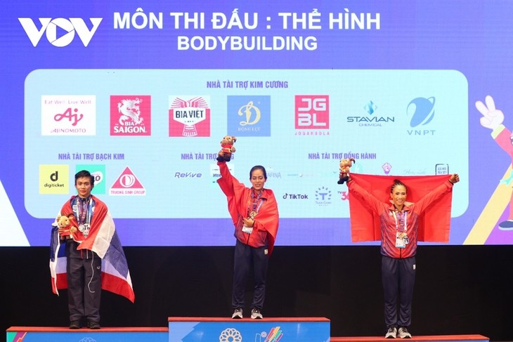 Vietnam advances to men's football semi-finals, wins golds in dance sport, bodybuilding  - ảnh 3