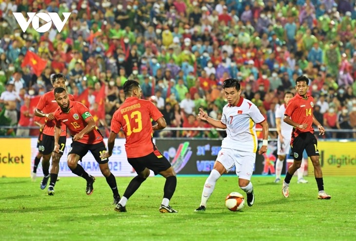 Vietnam advances to men's football semi-finals, wins golds in dance sport, bodybuilding  - ảnh 1