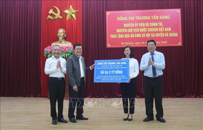Former President Truong Tan Sang helps build houses for ethnic people in Cao Bang - ảnh 1